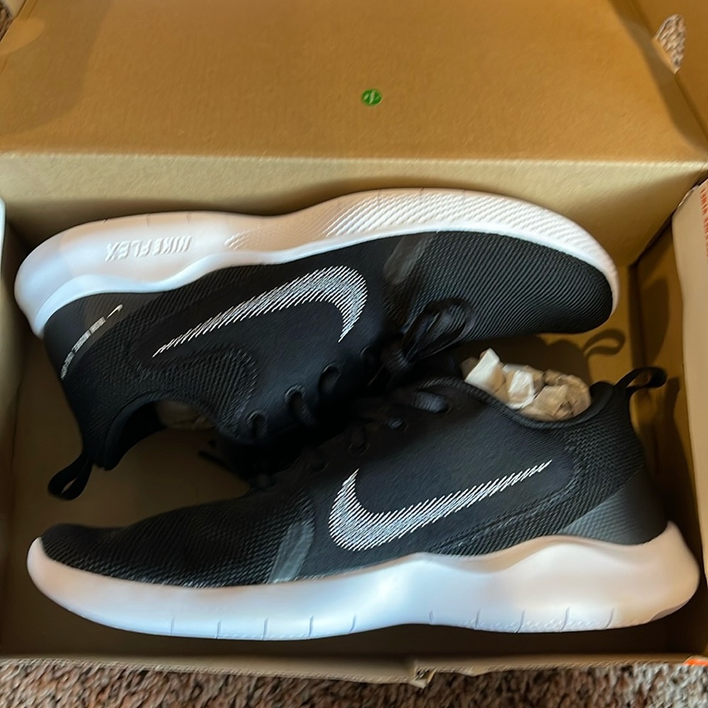 Nike flex run 10 shoes size 8 NWT